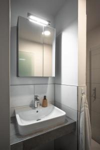 a bathroom with a sink and a mirror at Deichkoje 1 Dagebüll in Dagebüll