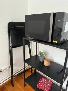 TV a/nebo společenská místnost v ubytování Apartment Rosi - Gemütliche und moderne Ferienwohnung in der Innenstadt + 8 fotografií