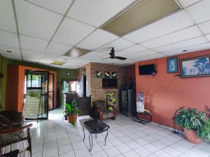 Μια τηλεόραση ή/και κέντρο ψυχαγωγίας στο Hotel en Santa Ana