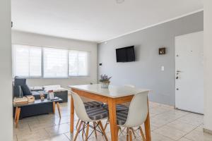 una sala de estar con una mesa y sillas en Hermosa Casa En El Centro de San Rafael, en San Rafael