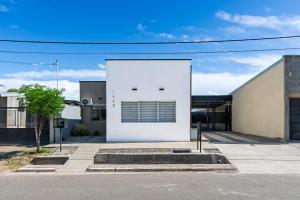 un edificio blanco con una puerta en una calle en Hermosa Casa En El Centro de San Rafael, en San Rafael