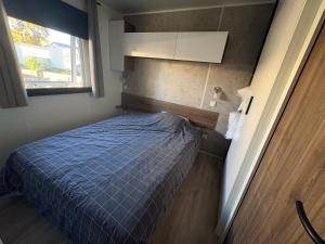 En eller flere senge i et værelse på Mobil-Home tout confort au Cap Ferret + 12 billeder