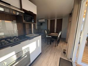 Køkken eller tekøkken på Mobil-Home tout confort au Cap Ferret