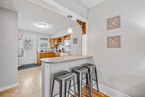 Nhà bếp/bếp nhỏ tại Spacious Open-Concept Studio Short-Midterm Stays