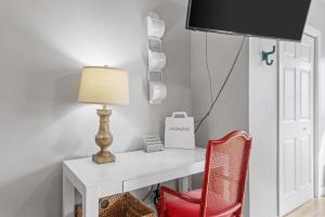 TV/trung tâm giải trí tại Spacious Open-Concept Studio Short-Midterm Stays