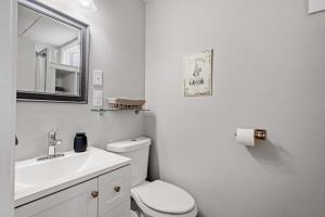 Phòng tắm tại Spacious Open-Concept Studio Short-Midterm Stays