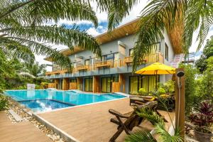 eine Außenansicht eines Resorts mit Swimmingpool in der Unterkunft Le Pes Villas in Khanom