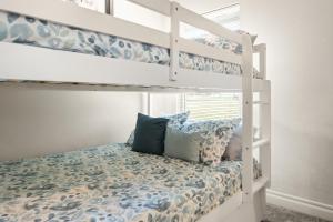 1 Schlafzimmer mit 2 Etagenbetten mit Kissen in der Unterkunft Chic 4BR Retreat Near Downtown in Oklahoma City