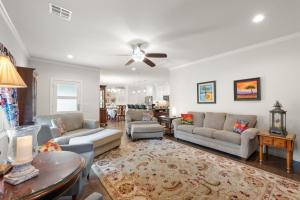 ein Wohnzimmer mit Sofas und einem Tisch in der Unterkunft Chic 4BR Retreat Near Downtown in Oklahoma City