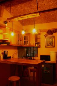 Una cocina con encimera de madera y luces. en Villa Josefina, en Santiago Sacatepéquez