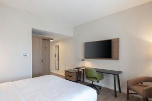 een hotelkamer met een bed, een bureau en een televisie bij Fairfield Inn & Suites Dayton Beavercreek in Beavercreek