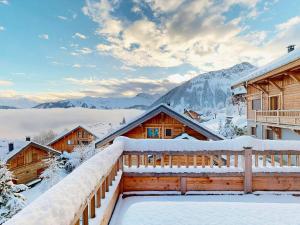 a snow covered balcony of a lodge with mountains in the background at Chalet 5* avec spa, sauna et jacuzzi pour 15 pers., accès pistes - FR-1-267-310 in Villarembert