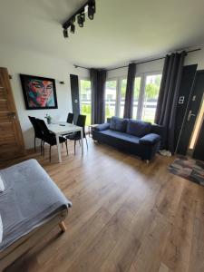 ZagłęboczeにあるDOMKI BEATUS HOME Zagłęboczeのソファとテーブルのあるリビングルーム