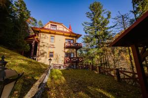 een huis op een heuvel in het bos bij Villa Rusalka in Vysoké Tatry
