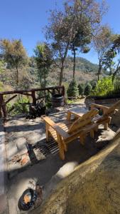 dos mesas de picnic de madera sentadas en el suelo en Villa Josefina, en Santiago Sacatepéquez