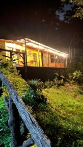 una casa en una colina con una valla delante en Villa Josefina, en Santiago Sacatepéquez