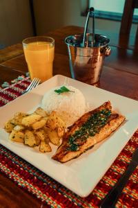 une assiette de riz et de pommes de terre et une boisson dans l'établissement Pousada Recanto dos Pássaros, à Visconde de Mauá 46 autres photos