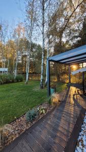 ZagłęboczeにあるDOMKI BEATUS HOME Zagłęboczeの公園内のパビリオン付き木製デッキ