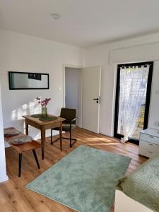 a living room with a table and a chair at Grüne Oase in Stadtnähe in Unna +3 photos