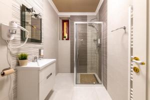 een witte badkamer met douche en wastafel bij Villa Rusalka in Vysoké Tatry +63 foto's