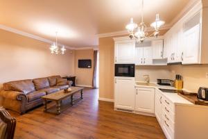 een woonkamer met een bank en een tafel bij Villa Rusalka in Vysoké Tatry