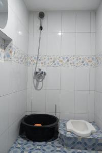 Et badeværelse på Omah Kuwitan, Traditional Java Home & Hospitality + 22 billeder