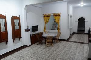 Μια τηλεόραση ή/και κέντρο ψυχαγωγίας στο Omah Kuwitan, Traditional Java Home & Hospitality