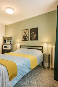 Postel nebo postele na pokoji v ubytování Les Lodges du Castel