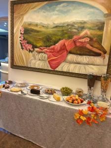 モンテカティーニ・テルメにあるHotel Azzurraの壁画付食卓