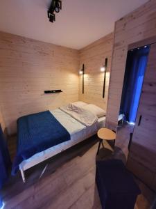 ZagłęboczeにあるDOMKI BEATUS HOME Zagłęboczeの木製の壁のベッドルーム1室 +35枚の写真