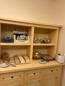 モンテカティーニ・テルメにあるHotel Azzurraの木棚 +55枚の写真