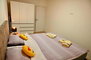 two beds with pillows on them in a bedroom at Hanan Apartmani in Novi Pazar