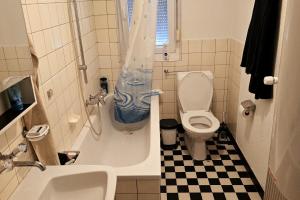 a bathroom with a tub and a toilet and a sink at Helle, gemütliche Wohnung an der grenze vom Deutschland in Koblenz