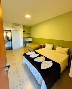 Una habitación de hotel con dos camas con toallas. en Pousada Paraíso Mineiro, en Capitólio 41 fotos más