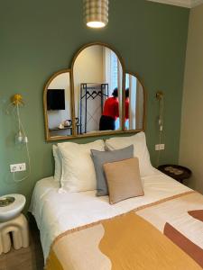 Ένα ή περισσότερα κρεβάτια σε δωμάτιο στο Appart 'hôtel LA VILLA LE BOURGET, Paris, parc des expositions