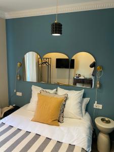 Ένα ή περισσότερα κρεβάτια σε δωμάτιο στο Appart 'hôtel LA VILLA LE BOURGET, Paris, parc des expositions