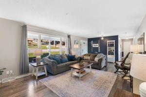 un salon avec un canapé et une table dans l'établissement Branson Downtown Beauty - 4 BDR Home Sleeps 15, à Branson