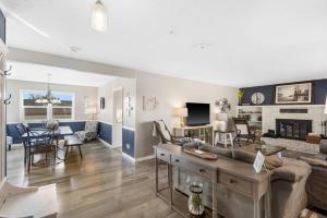 un salon avec un canapé et une table dans l'établissement Branson Downtown Beauty - 4 BDR Home Sleeps 15, à Branson