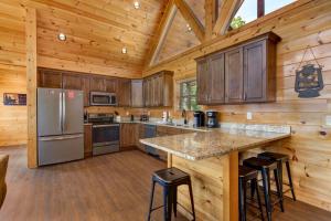 Una cocina grande con gabinetes de madera y encimera. en Majestic View, en Williamsburg