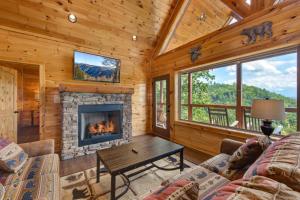 Una sala de estar con chimenea en una cabaña de troncos en Majestic View, en Williamsburg