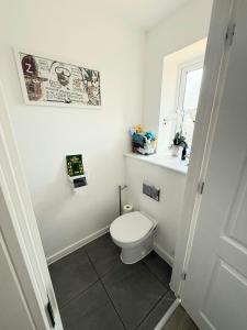 Fotografie z fotogalerie ubytování 4BD 2BR House with Parking in Gravesend v destinaci Gravesend