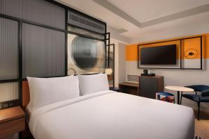 Postel nebo postele na pokoji v ubytování Aloft Madrid Gran Via + 35 fotografií