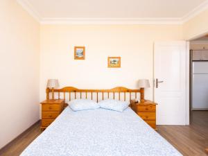 ein Schlafzimmer mit einem Bett, zwei Kommoden und zwei Lampen in der Unterkunft Live La Caleta Mar de plata 14 in Caleta de Interián