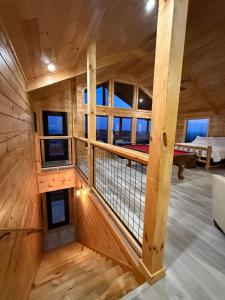 Vista aérea de una cabaña de madera con balcón en Savannah Smiles, en Williamsburg