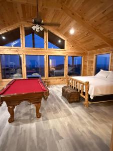 1 dormitorio con cama y mesa de billar en Savannah Smiles, en Williamsburg