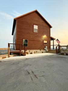 un gran edificio de madera con una bandera delante de él en Savannah Smiles, en Williamsburg