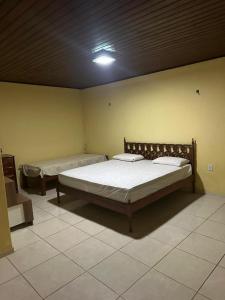 ein Schlafzimmer mit zwei Betten in einem Zimmer in der Unterkunft Casa fazenda Paracuru in Paracuru