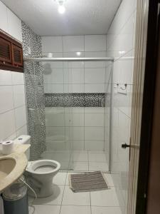 ein Badezimmer mit Dusche und Toilette in der Unterkunft Casa fazenda Paracuru in Paracuru