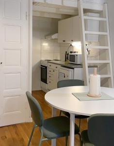 Kuchyň nebo kuchyňský kout v ubytování Nextdoor Host Quiet Work-Ready Studio at Kamppi Fast WiFi