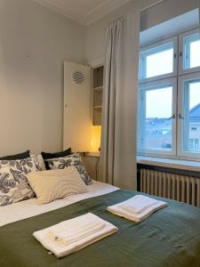 Postel nebo postele na pokoji v ubytování Nextdoor Host Quiet Work-Ready Studio at Kamppi Fast WiFi